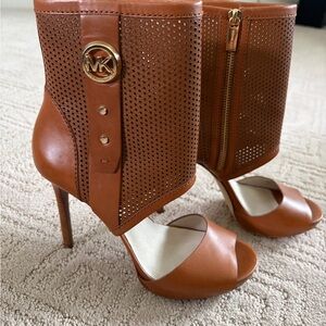 MICHAEL KORS Tan Peep-Toe Heels